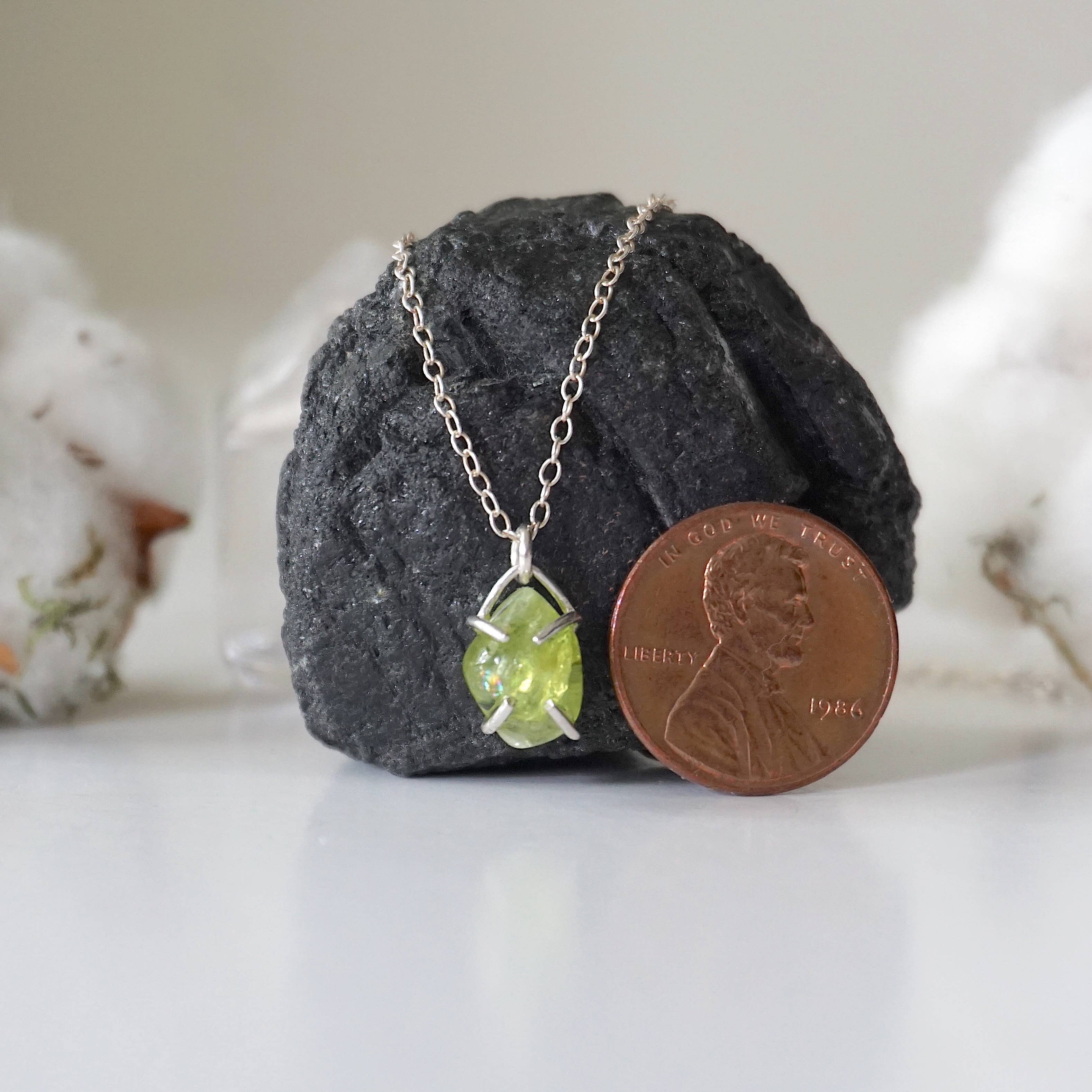 Raw Stone Elegance – wholesale Hänge-/berlockhalsband – Rå grön Peridot Crystal Charm Halsband, August Birthstone10