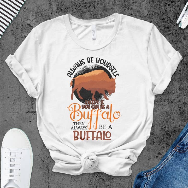 Buffalo grafisch T-shirt met inspirerende tekst, grappig dieren T-shirt, unisex bisonliefhebbersshirt, cadeau voor natuurliefhebbers voor wholesale door FreakyTeeFactory