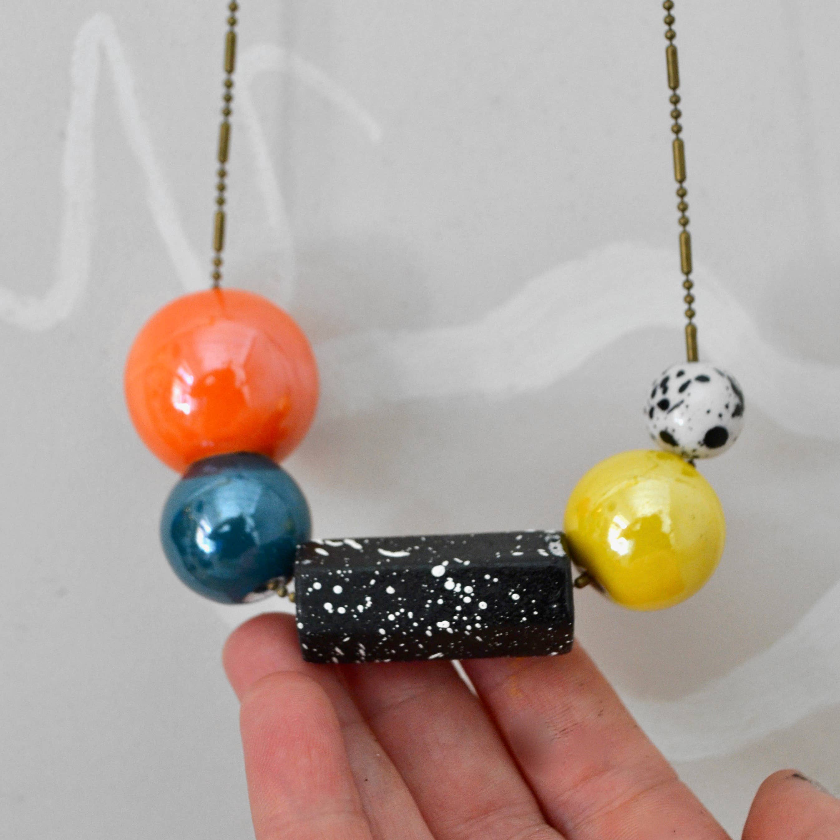 Rollitoasí - Venta al por mayor Gargantilla ancha - Collar mujer cerámica y madera universe naranja1