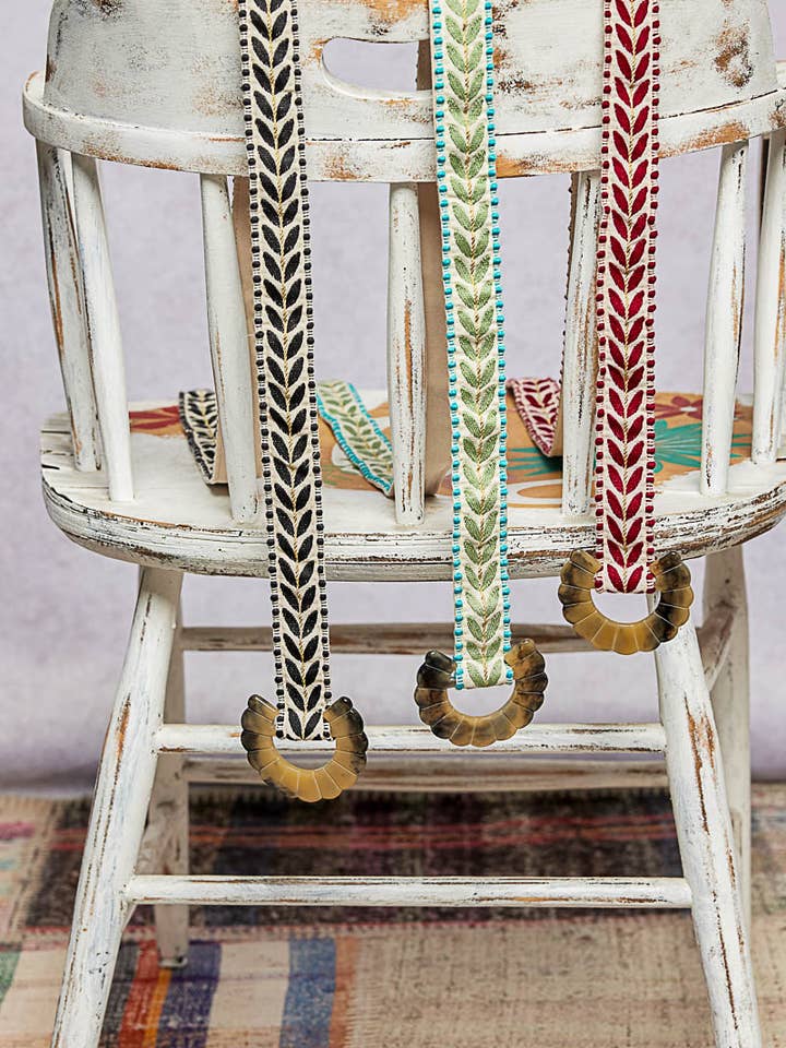 Ceinture à boucle brodée de feuilles bohème pour la vente par Pol Clothing