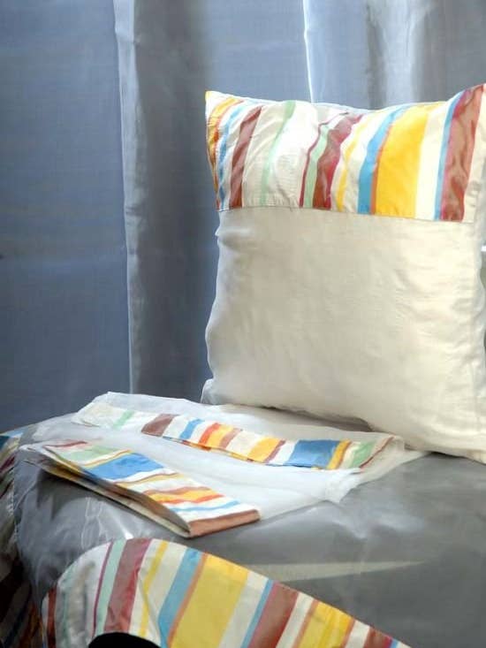 Funda de cojín de gasa y detalle multicolor, con cierre de cremallera para venta al por mayor de Sandra Adrubau