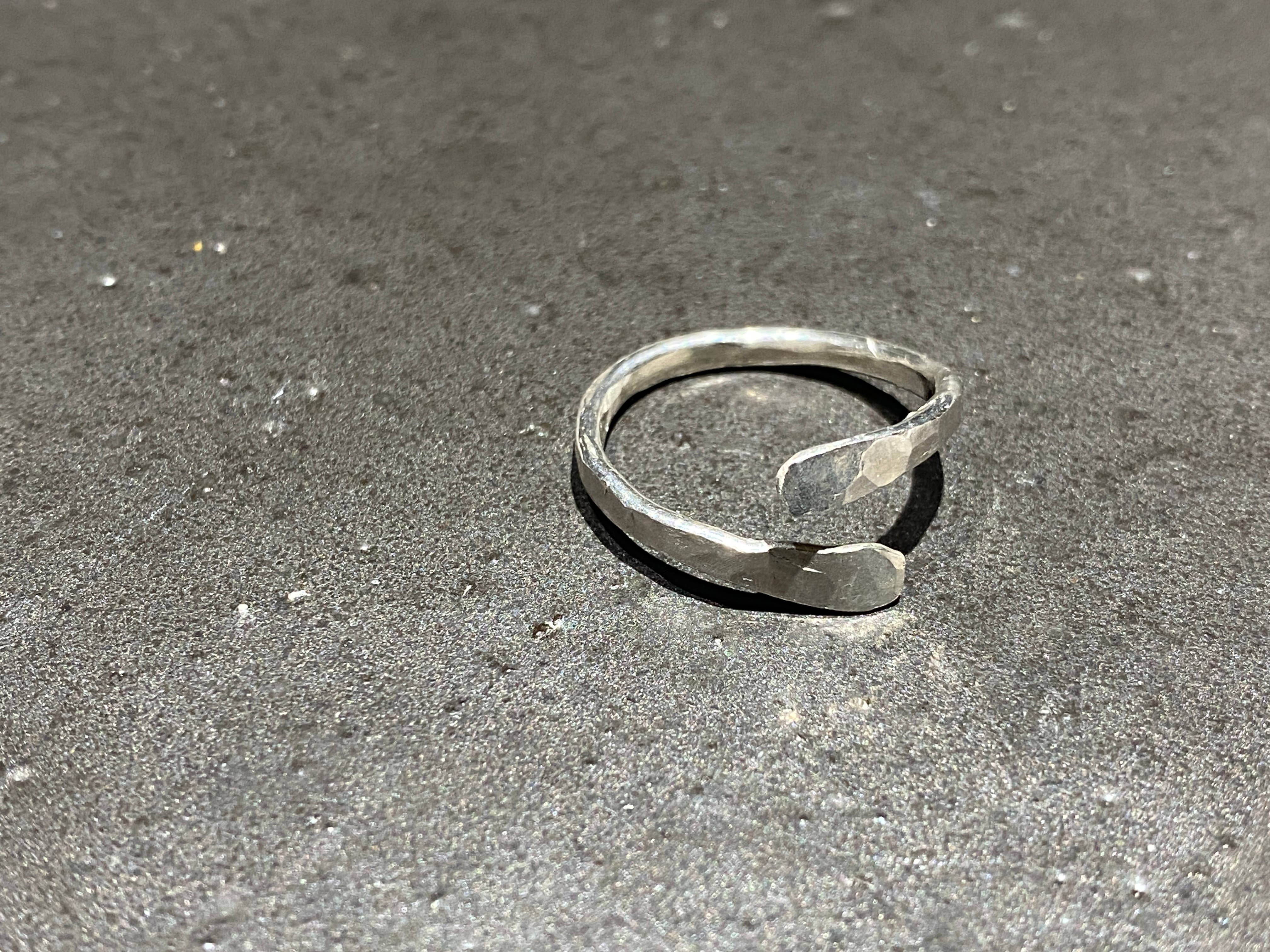 SoulSpireStudio - Vente Anneau/bague à empiler - Bague portefeuille Love's Embrace0