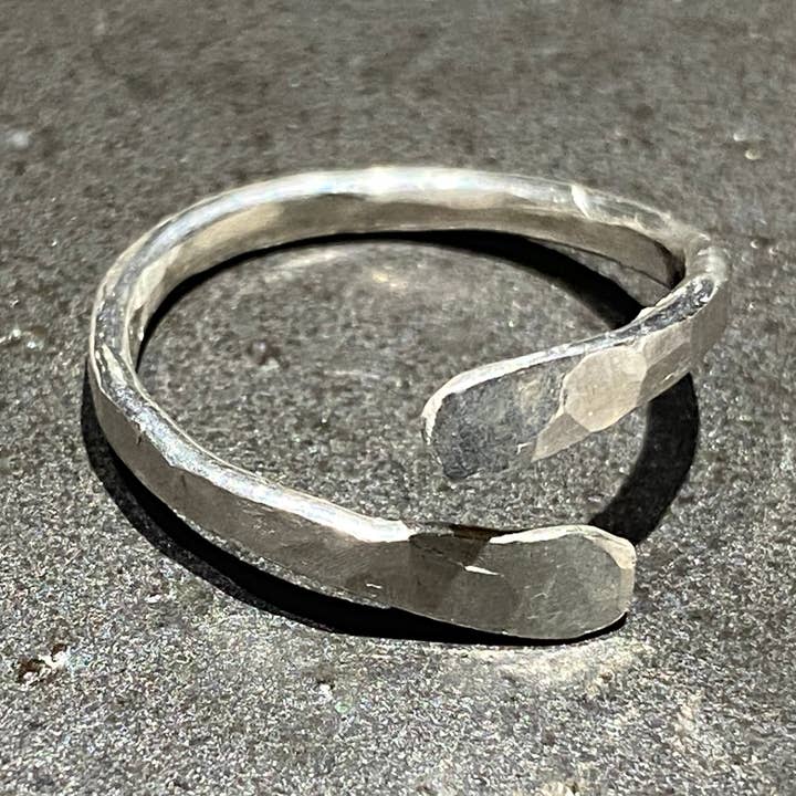 SoulSpireStudio - Vente Anneau/bague à empiler - Bague portefeuille Love's Embrace0