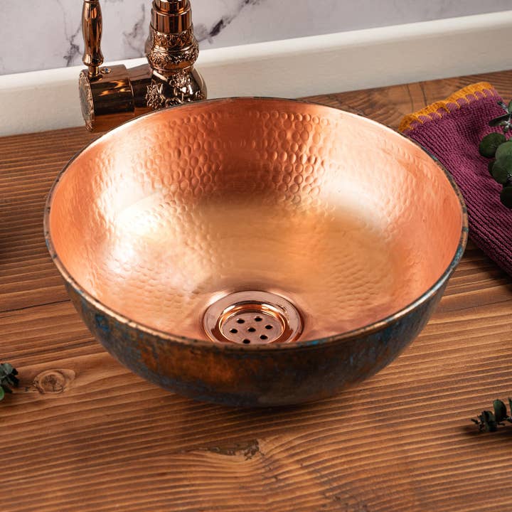 Évier en cuivre martelé fait à la main – Bassin patiné brun antique et vert-de-gris avec bouchon de vidange pour la vente par ALFIQ Copper