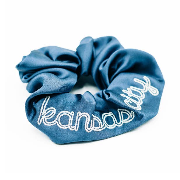 Kansas City donkerblauwe geborduurde scrunchie voor wholesale door EB and Co.