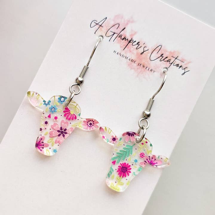 Pendientes de acrílico con vaca y micro flores para venta al por mayor de A Glamper's Creations LLC