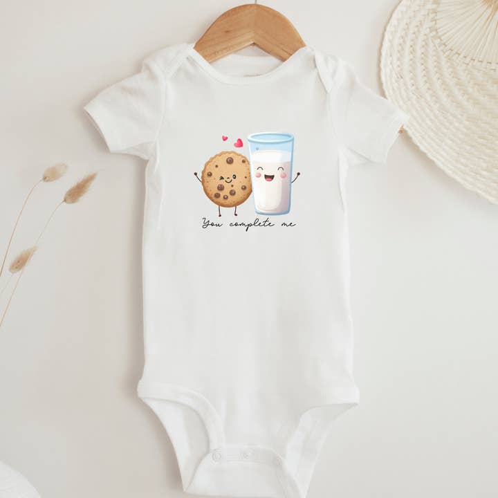 Body You Complete Me pour la Saint-Valentin pour la vente par Petite Star Rising