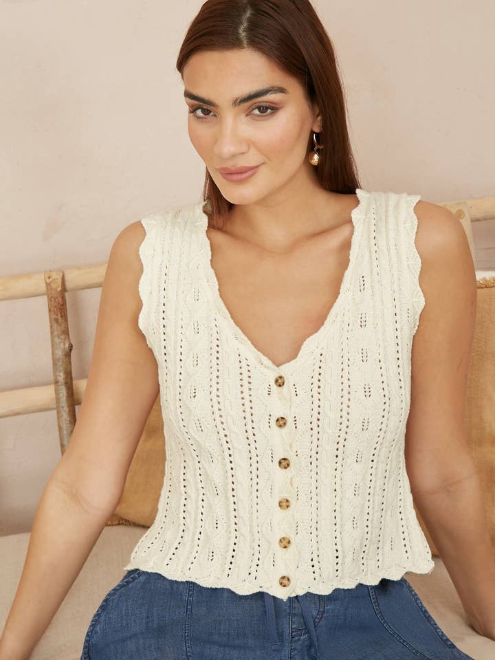 Haut en crochet tricoté à boutons et col en V beige Yumi pour la vente par Yumi