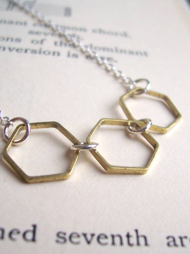 Collar hexagonal dorado y plateado - panal de abeja de metal mixto para venta al por mayor de The Magpie's Daughter