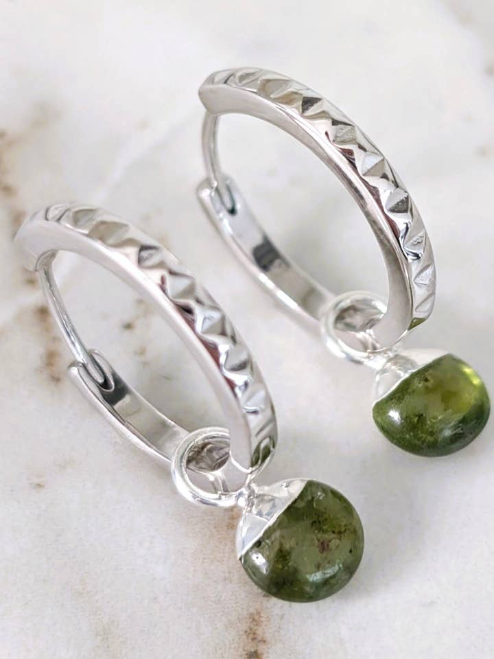 Orecchini con Peridoto Orb Pietra Portafortuna di Agosto per la vendita all'ingrosso da parte di Lapis London