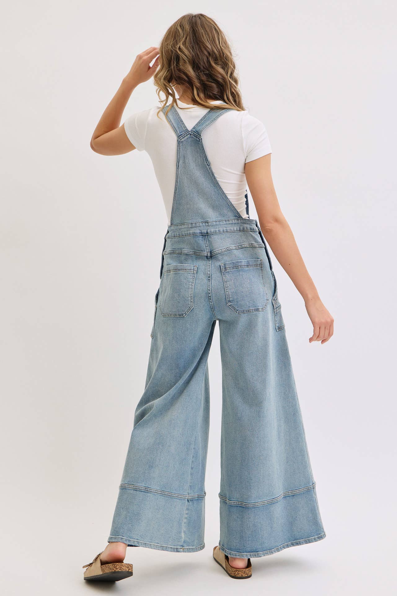 DENIMBLAUW DENIM OVERALL MET WIJDE PIJPEN voor groothandel op Faire13