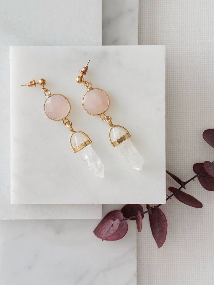 Pendientes de cuarzo rosa y punta de cuarzo transparente en tono dorado para venta al por mayor de Xander Kostroma