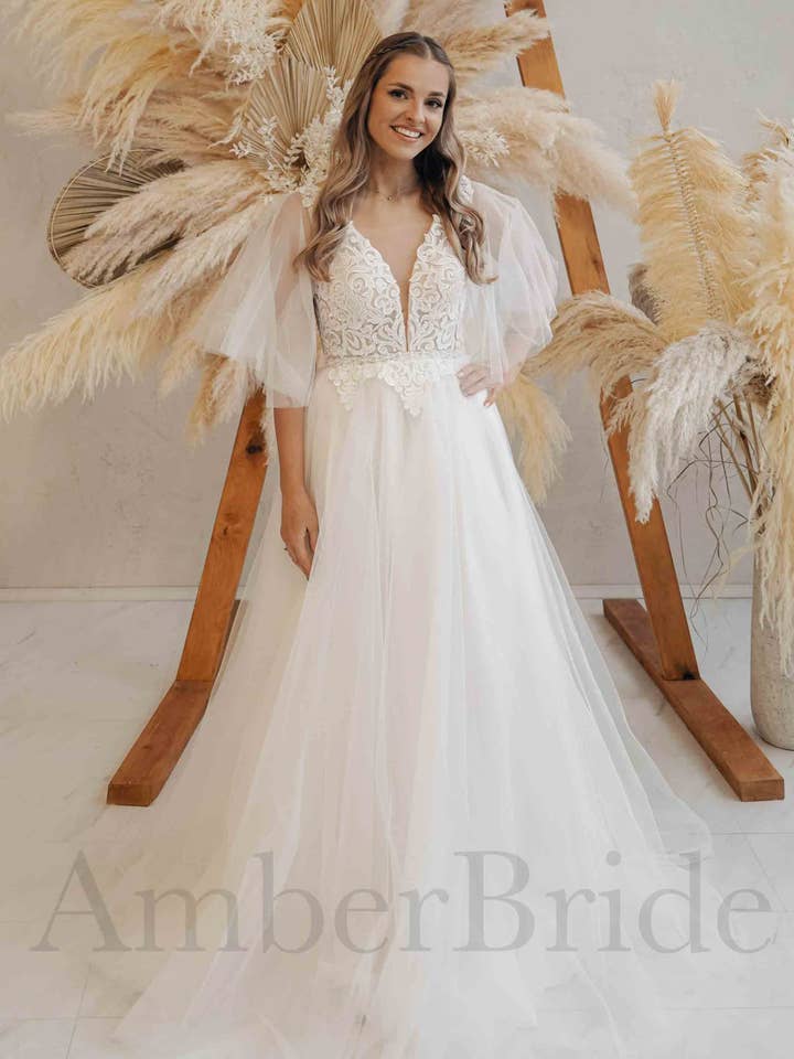 Abito da Sposa Boho in Tulle a Linea con Maniche a Mantella e Top in Pizzo con Scollo a V Profondo per la vendita all'ingrosso da parte di Amber Commerce Group, MB