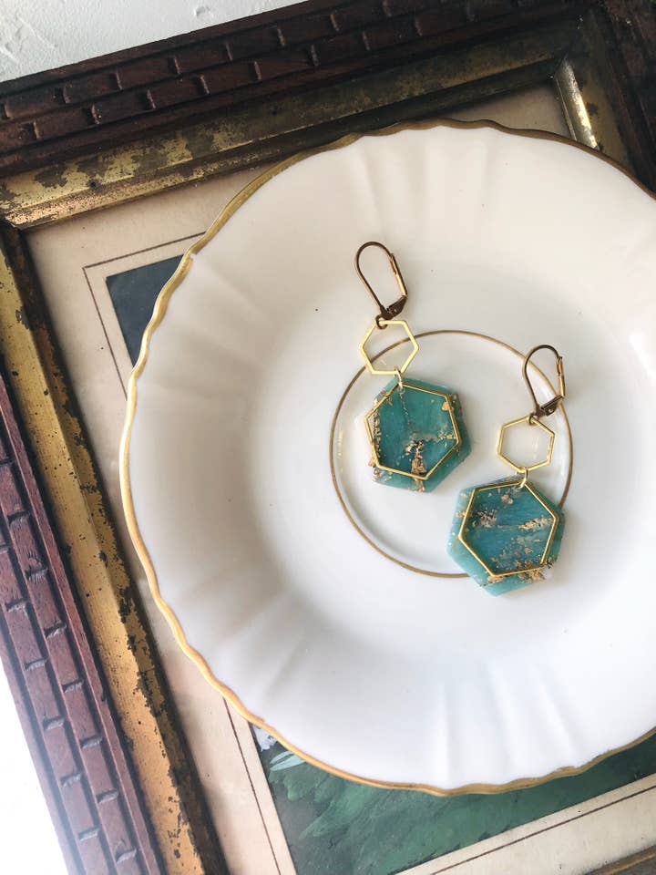 Boucles d'oreilles hexagonales en argile polymère géode faites à la main pour la vente par Alysa Nadeau Designs