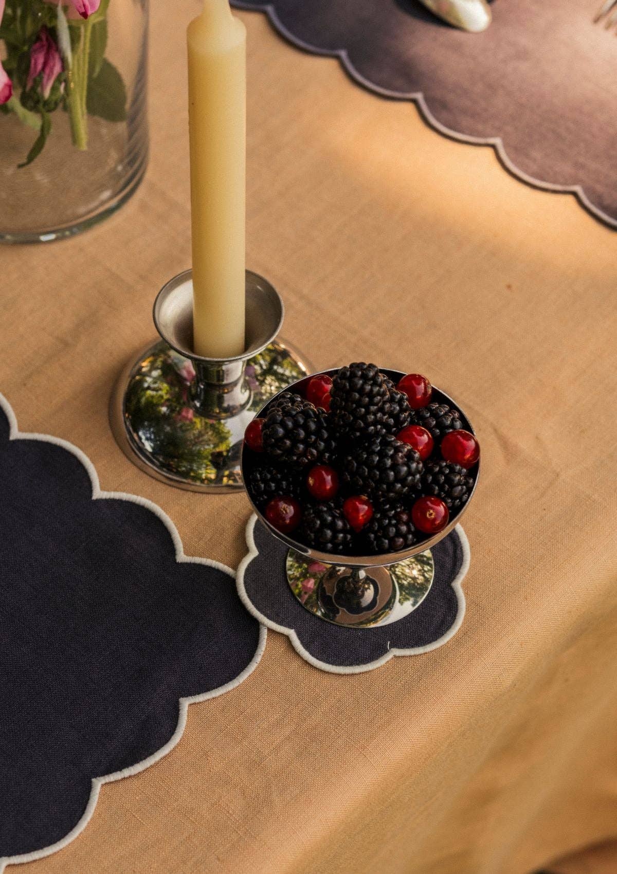 Skifferblå & Vit De linneunderlägg med volang i skifferblått och vitt (set om 4) för wholesale på Faire3