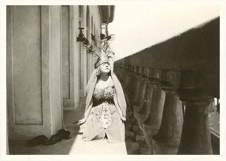 Found Image Press - Vendita all'ingrosso Adesivo - Adesivo SN-36 Bambina Vestita da Mata Hari0