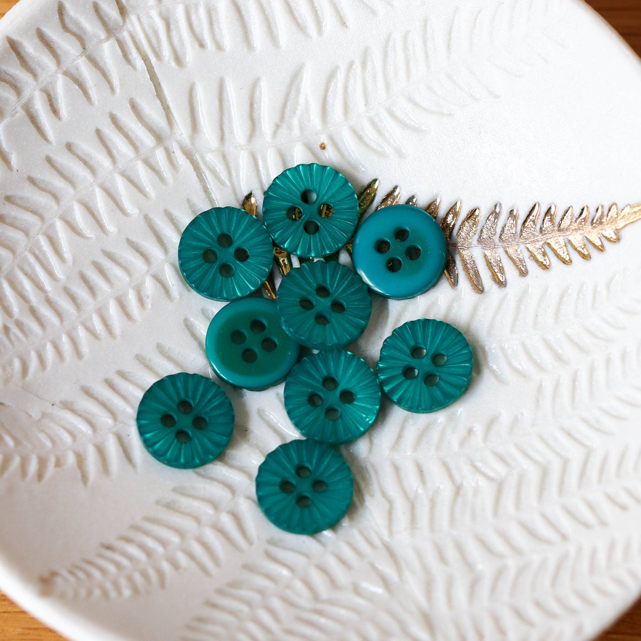 Lise Tailor – Großhandel Knopf/Druckknopf zum Annähen – Daisy Knöpfe mit Blütenblattmuster, 12 mm19