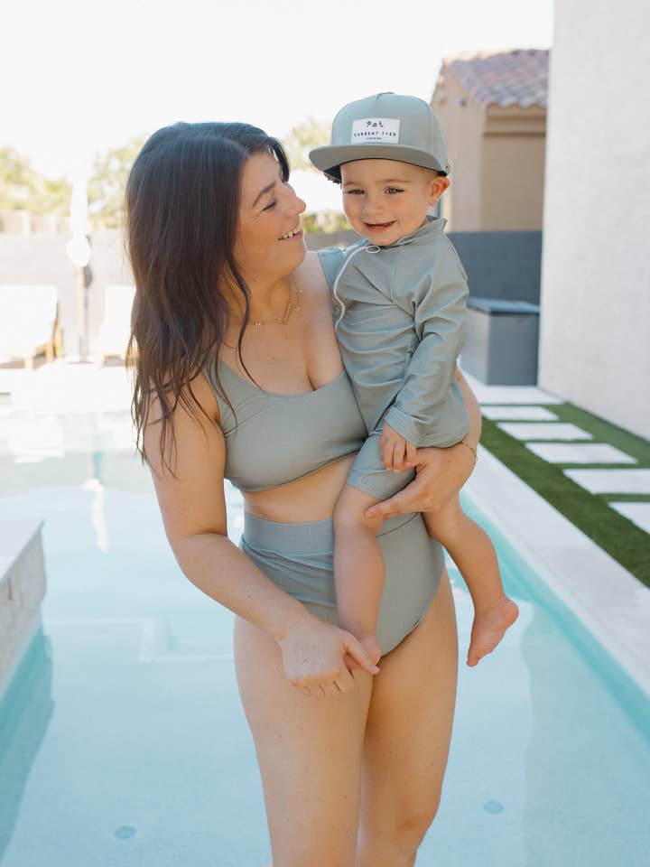 Il costume da sole «Sage» per la vendita all'ingrosso da parte di Current Tyed Clothing