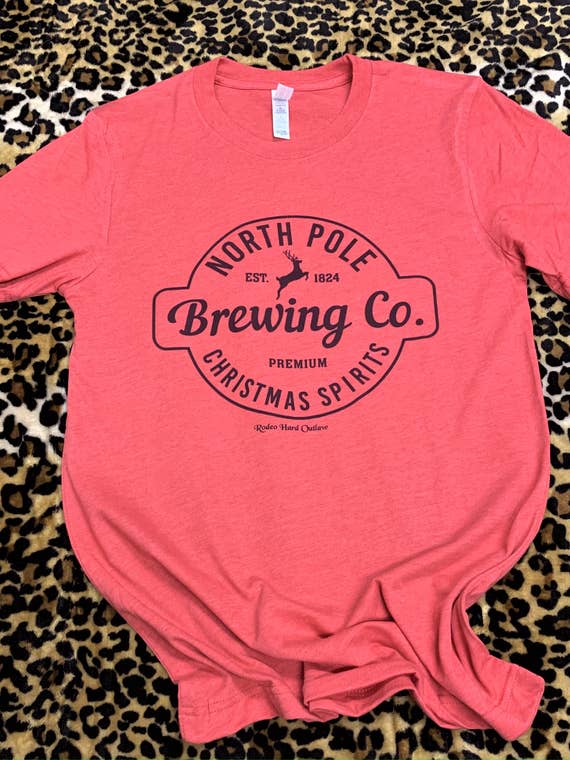 T-shirt graphique de Noël de North Pole Brewing Company pour la vente par Rowdy Rowels