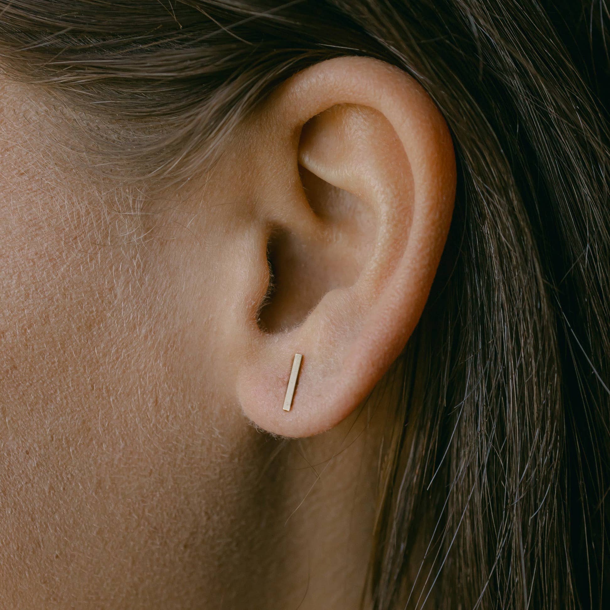 Ofina Jewelry – Großhandel Ohrstecker – Flache Ohrstecker aus 14 Karat massivem Gold1