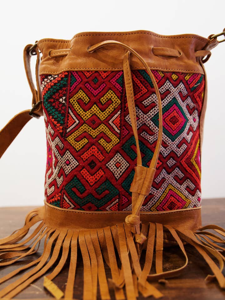 Sac tapis en cuir fait main 1 pour la vente par Simply Moroccan