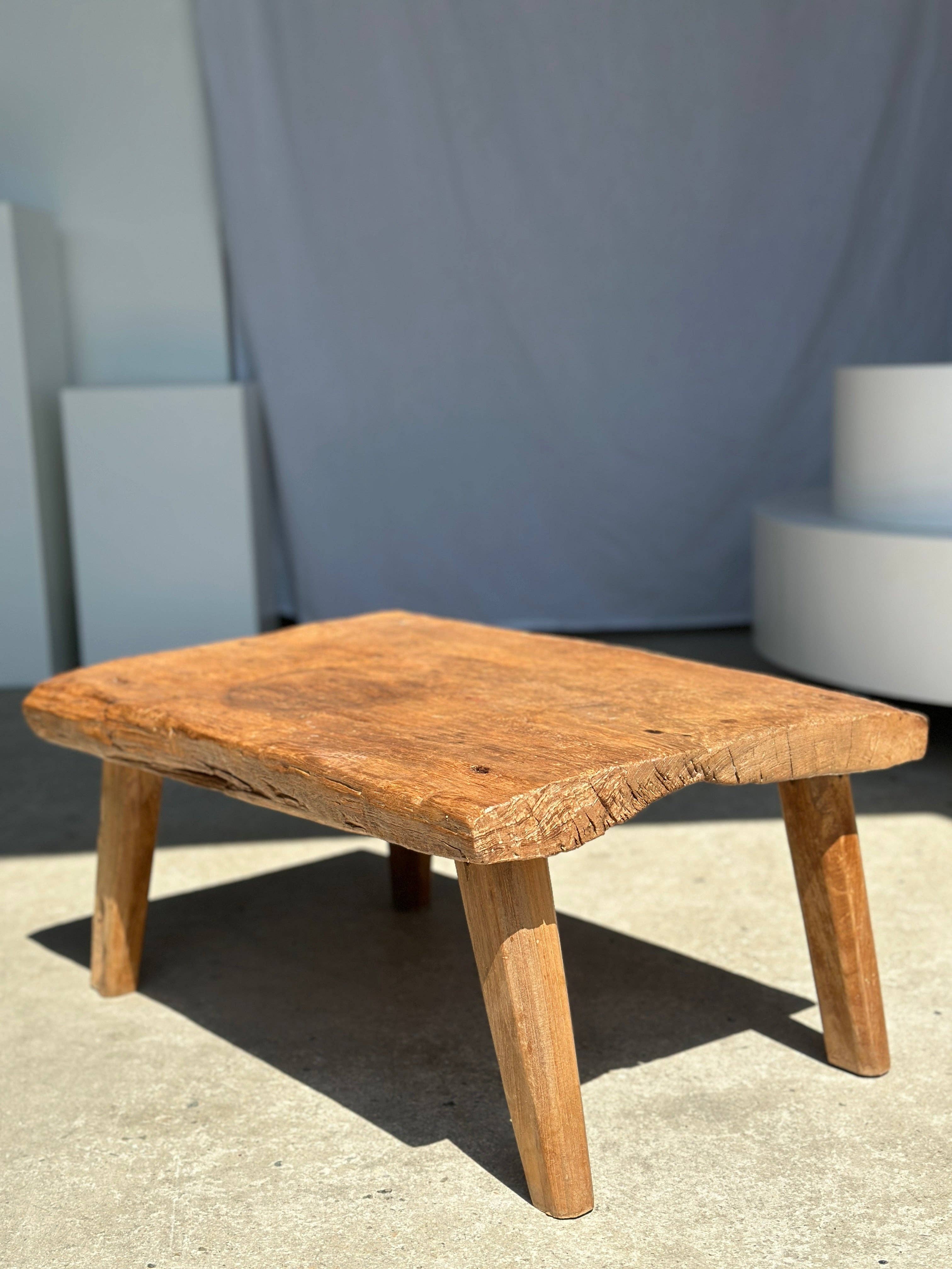 Office Objets – Großhandel Beistelltisch – Kleiner leichter Couchtisch aus hellem Teakholz mit vier Beinen H: 30 L: 63,5 B: 40 cm35