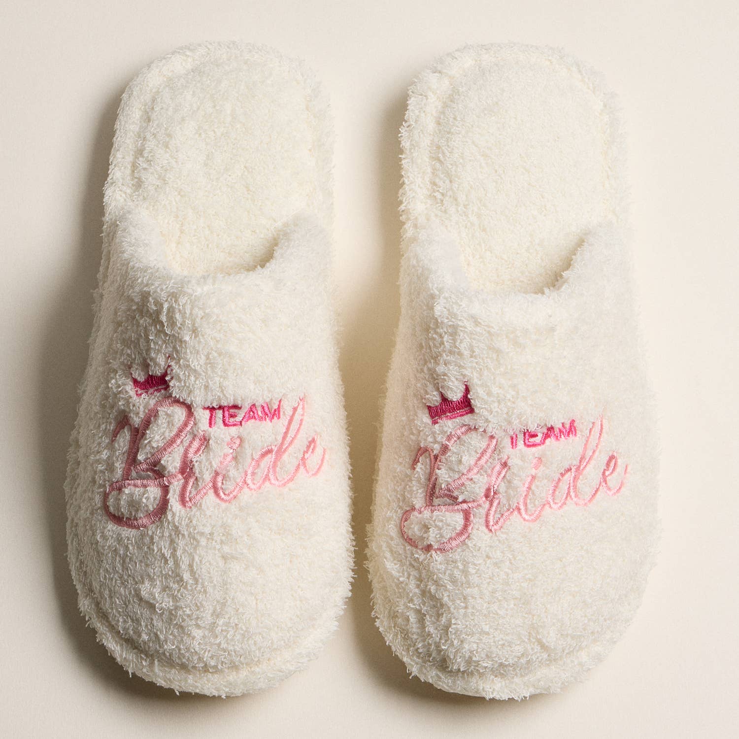Lilla Haven - Vendita all'ingrosso Pantofole - Donna - Pantofole Fuzzy Team Bride con Ricamo a Corona per Regalo di Natale3