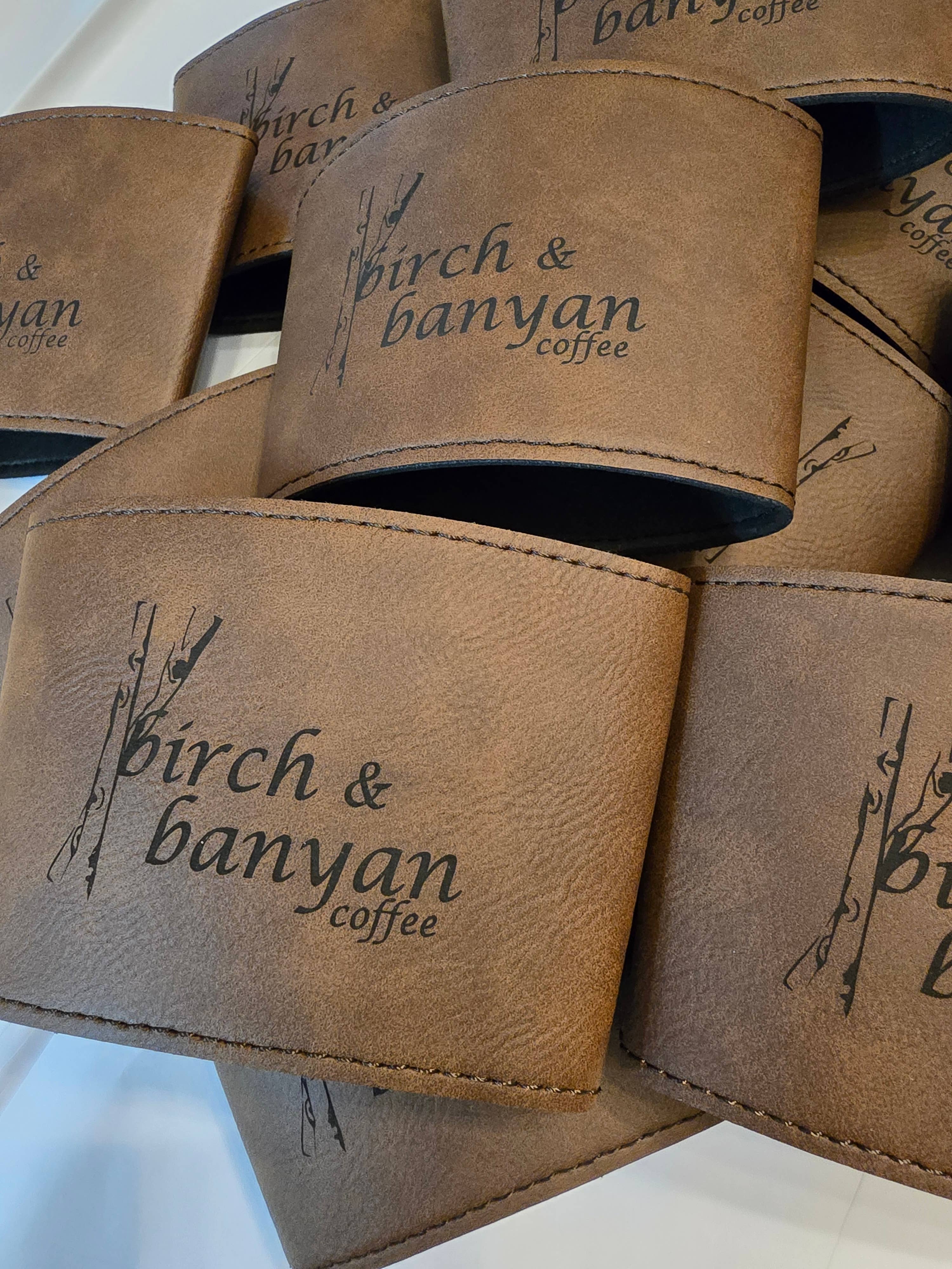 The Rural Home - Venta al por mayor Fundas para recipientes de bebida - Manga de Taza de Cuero Sintético Grabada – Marca de Cafetería Reutilizable12