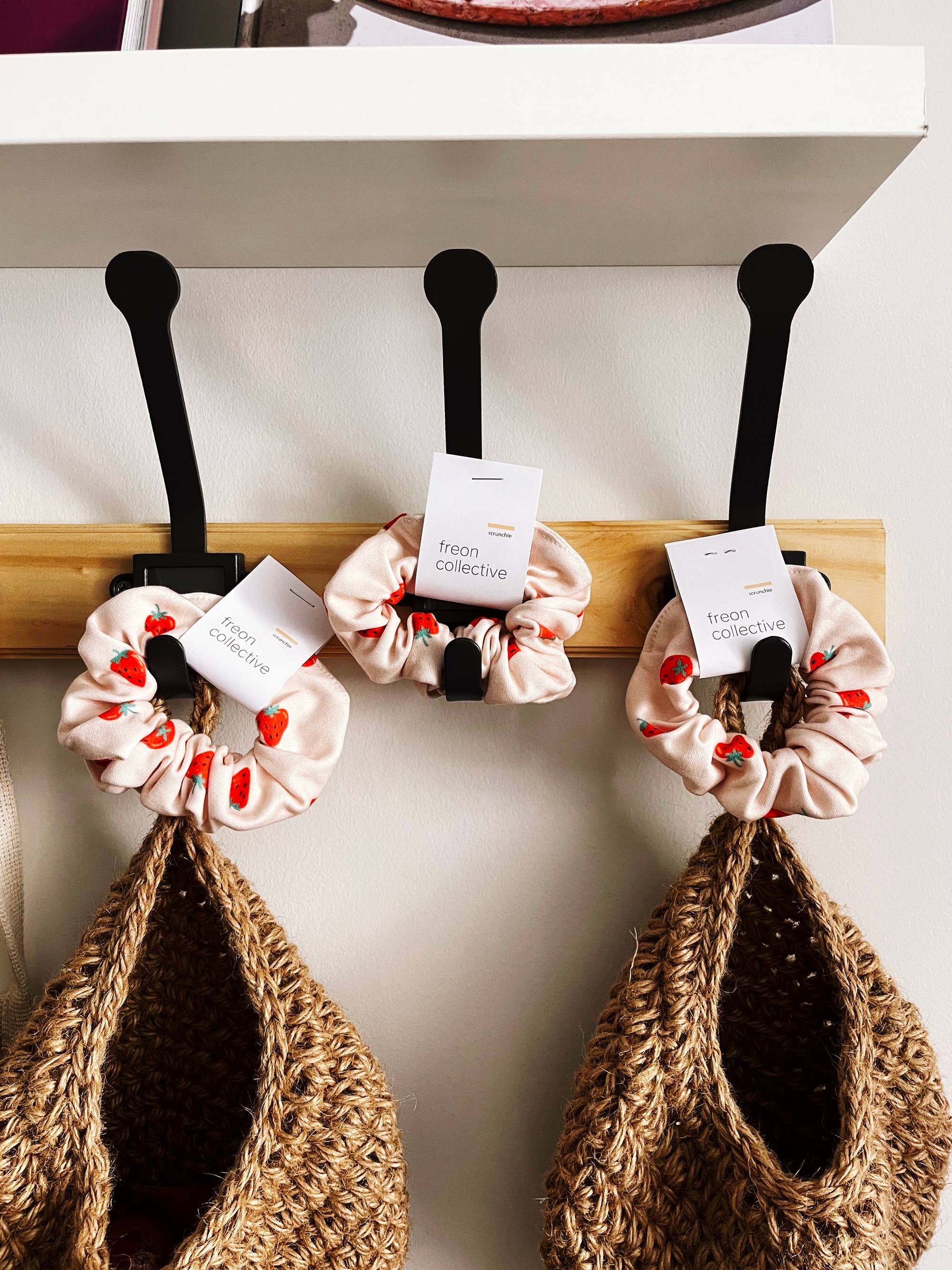 Freon Collective – Scrunchie - Mulher por atacado – Scrunchie de Algodão Orgânico - Morango2