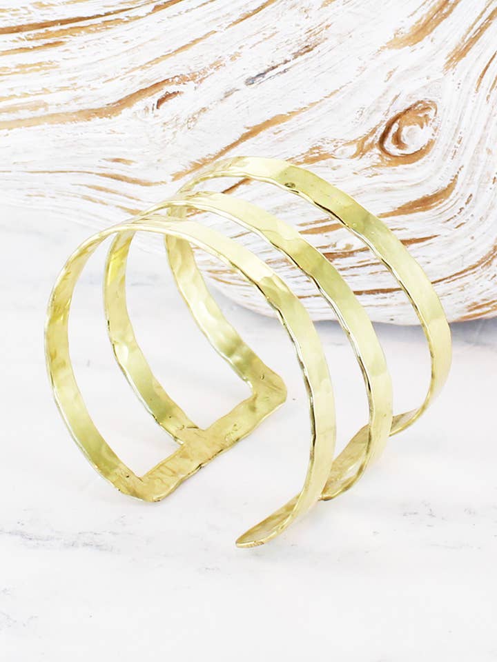 KH1301G GESLAGEN METAAL DRIEVOUDIGE ARMBAND MANCETTE voor wholesale door Suzie Blue