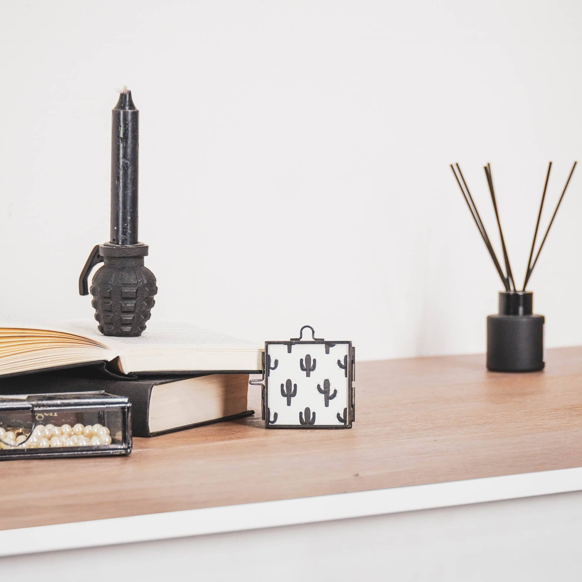 Housevitamin bv - Wholesale Picture Frame - Picture Frame- Hanging - Metal/Glass - Black - 6,5x6cm4