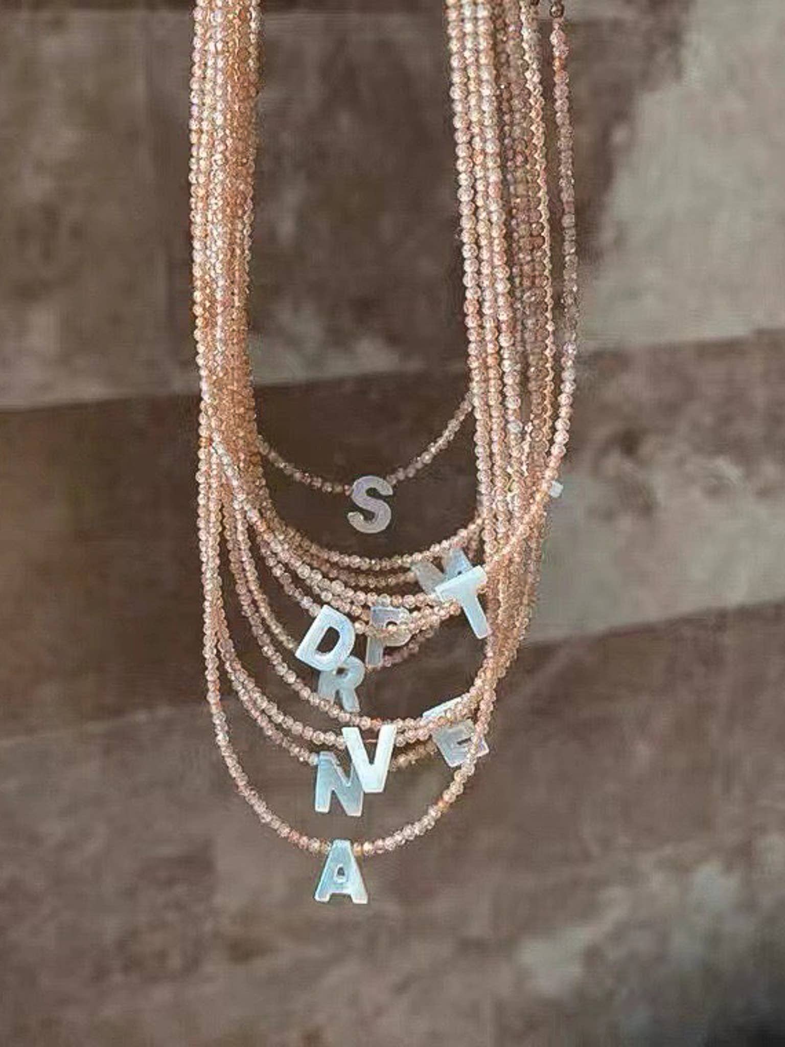 Rose Collier ras du cou bohème à perles avec coquillages naturels et alphabet personnalisé en vente sur Faire4