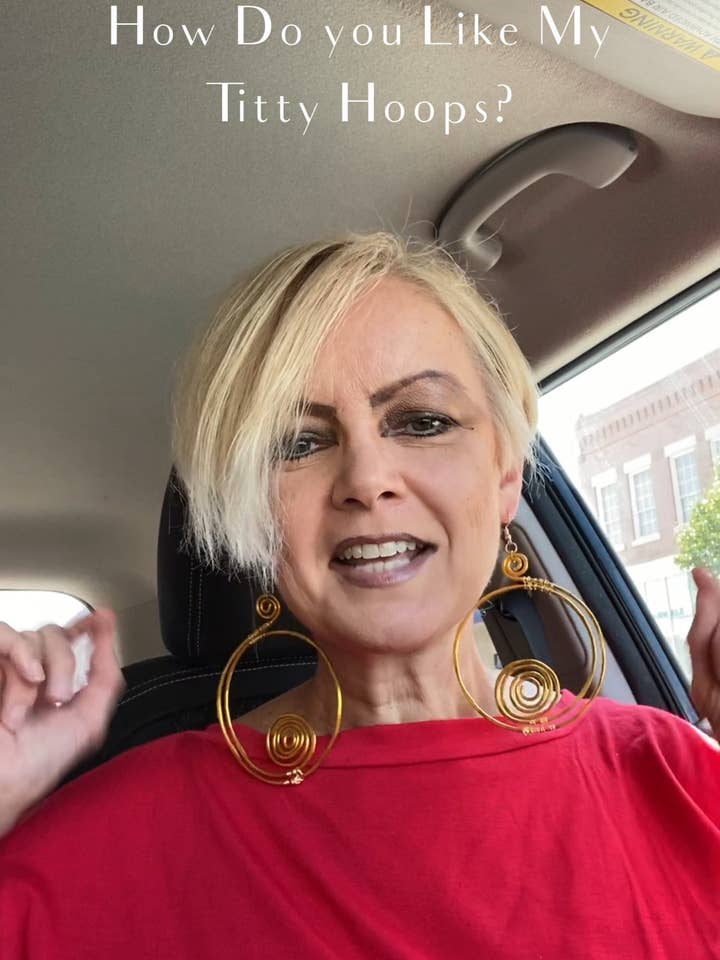 Creolen in Form eines großen Kreises mit Wirbelmotiv — „Big Titty Hoops“ für den Großhandel von Angela Catirina Jones