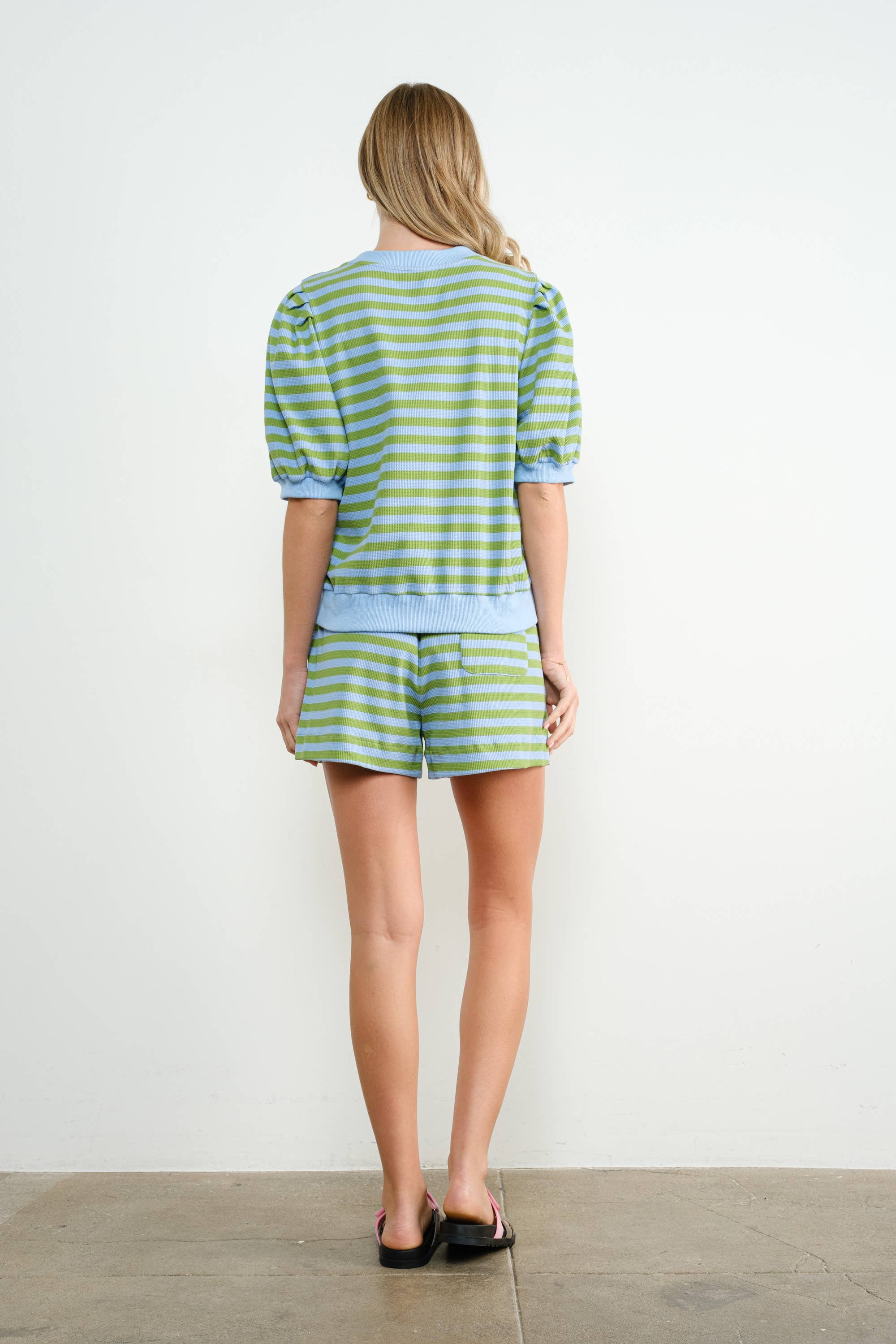 Promise LA – Großhandel Sweatshirt – Damen – Sweatshirt mit farbigem Streifen und Puffärmeln im Resort-Stil5