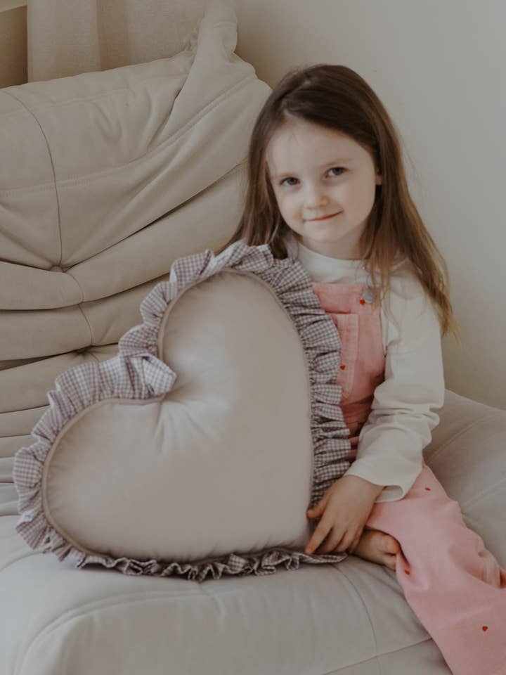 Dobbelt-sidet pude i form af et hjerte med flæse, beige ternet for engroshandel hos Moi Mili