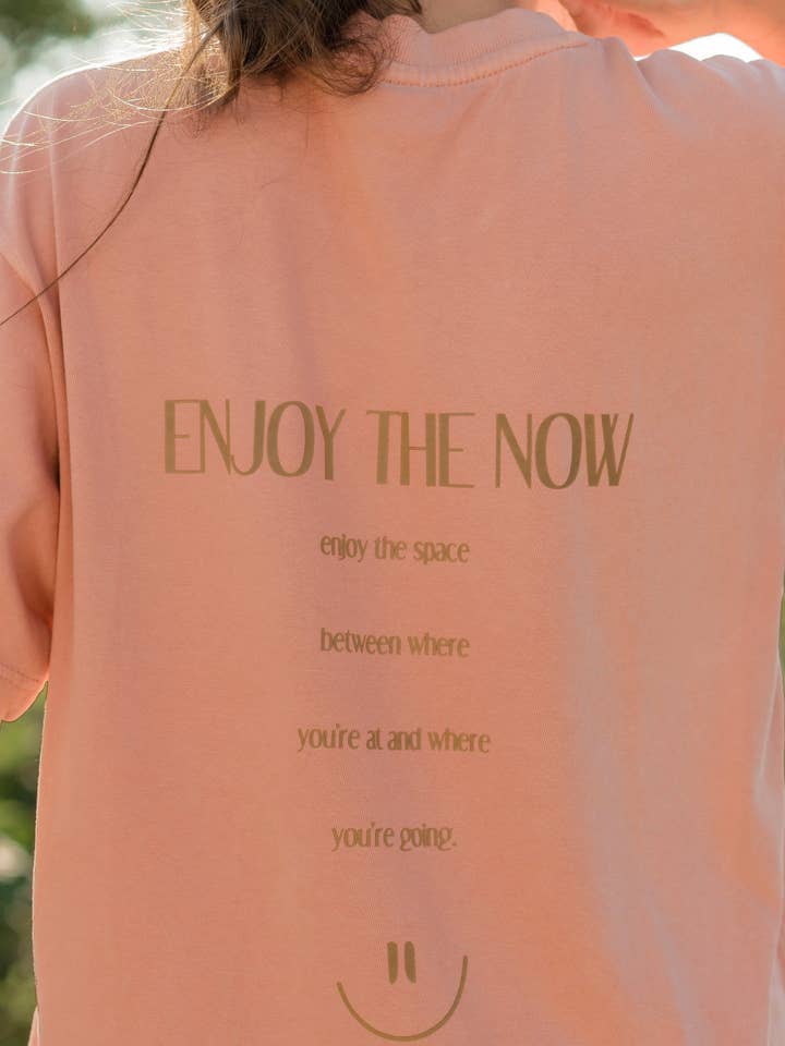 Enjoy The Now T-Shirt Smiley Happy Heavyweight, gefärbt für den Großhandel von Rad Vibes Only