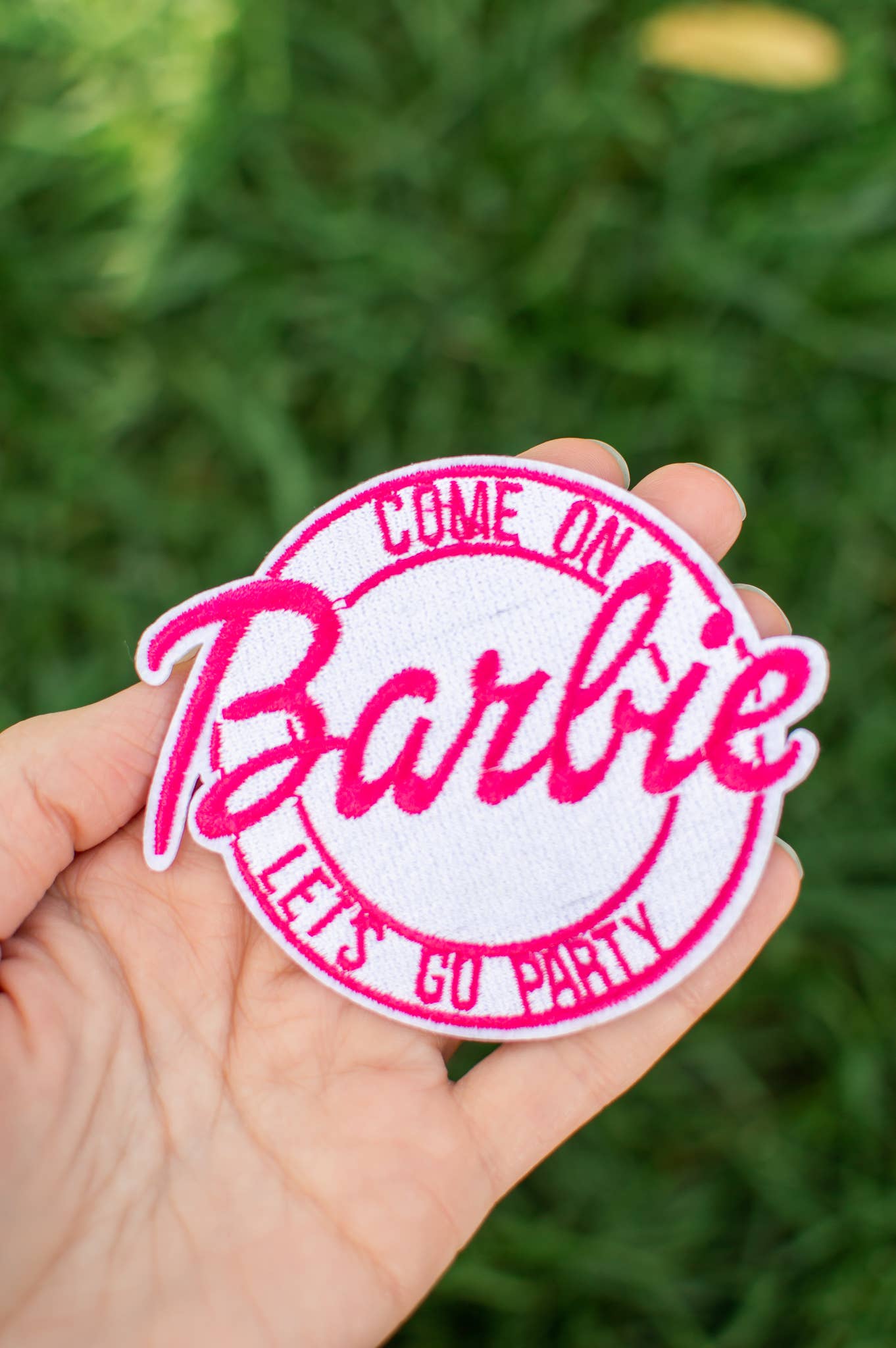 Rogue Society Apparel®️ - Vente Écusson - Écusson thermocollant « C'mon Barbie Let's Go Party »