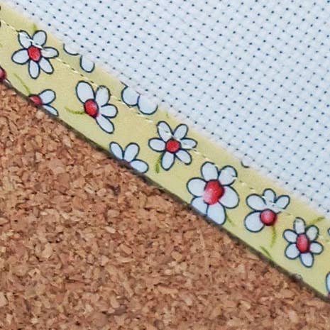 Margaritas sobre amarillo - Aida recortada a medida para venta al por mayor de Rogue Stitchery