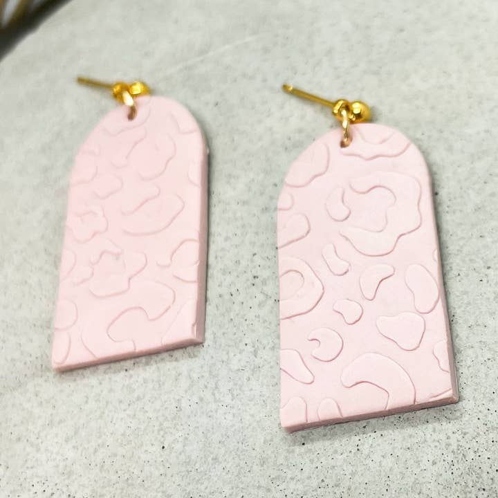 polymer lera örhängen, rosa präglade leopardtryck, för wholesale av Moon and Jewel