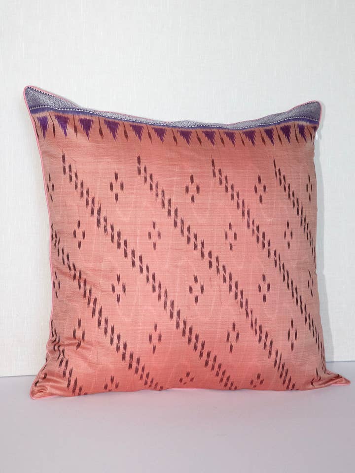 Housse de coussin vintage en soie Rose Quartz Sari 20x20 pour la vente par Rameti studios