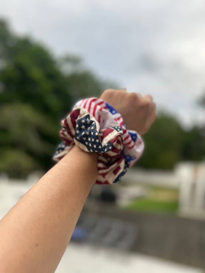 Chouchous drapeau américain🇺🇸🎀 pour la vente par Cloth Paper Scissors LLC