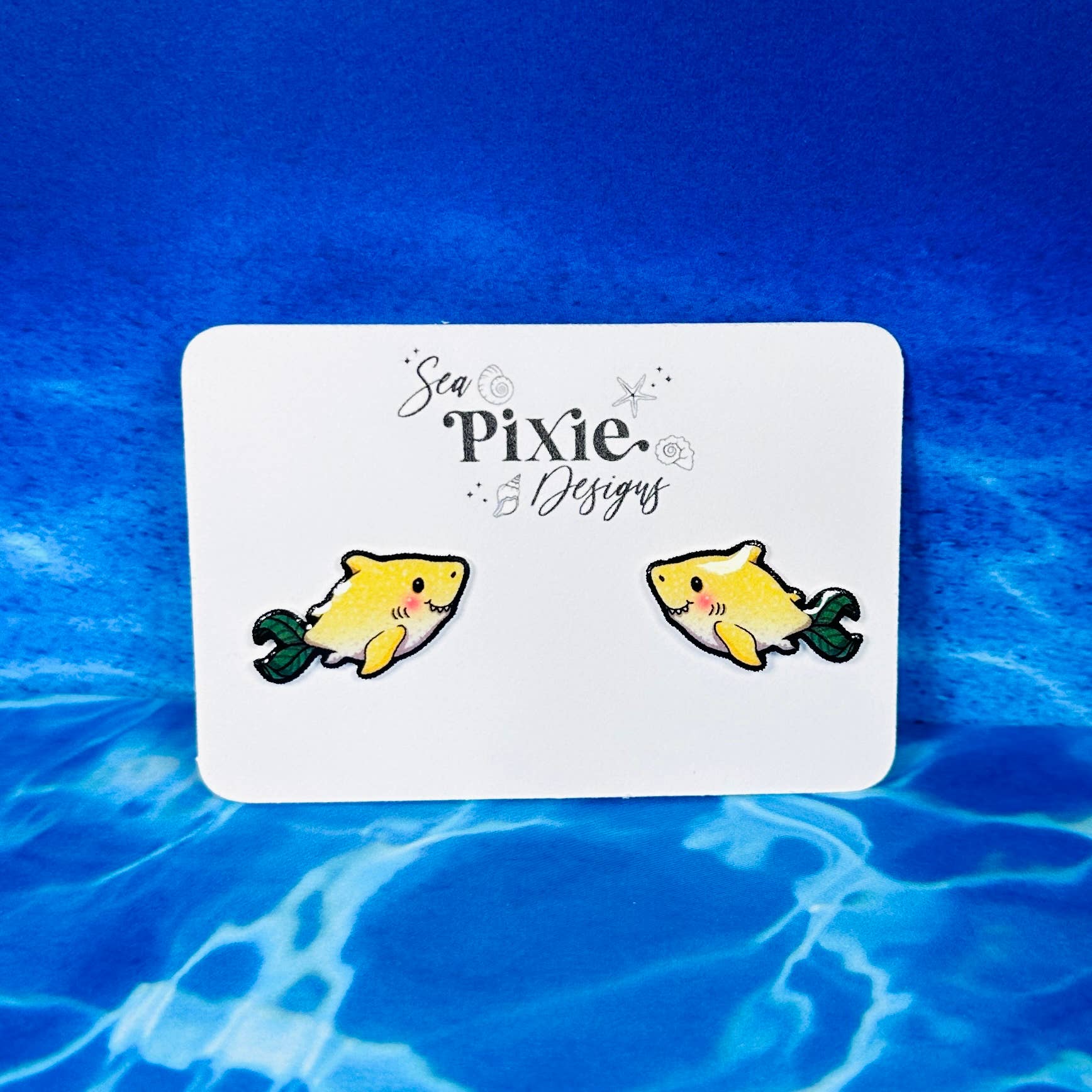 Sea Pixie Designs – Brincos de pino por atacado – Brincos de Tubarão-Limão Fofos, Costeiros e Leves5