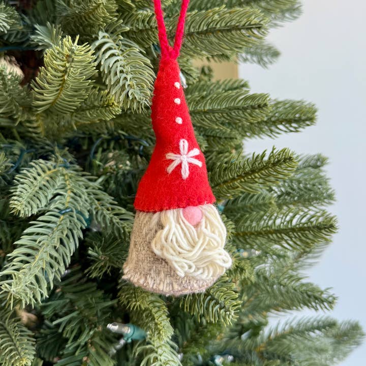 Décoration de Noël en laine brodée représentant un gnome homme pour la vente par Ornaments 4 Orphans