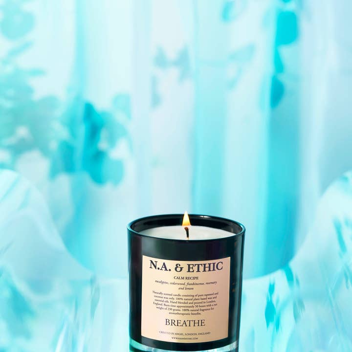 Bougie parfumée naturelle BREATHE pour la vente par N.A. & ETHIC