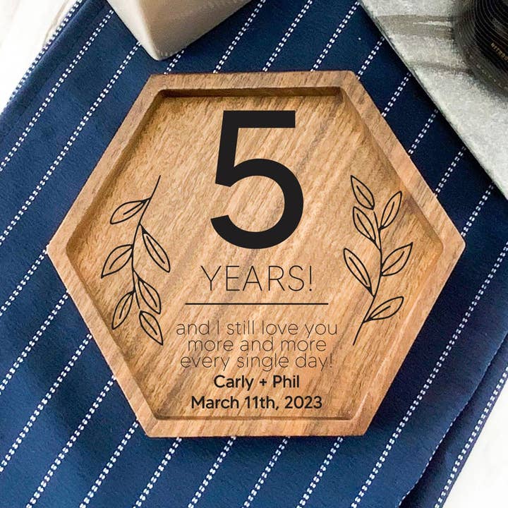 Regalo de quinto aniversario | Bandeja de valet de madera 01 para venta al por mayor de Hometown Engraving and Printing LLC