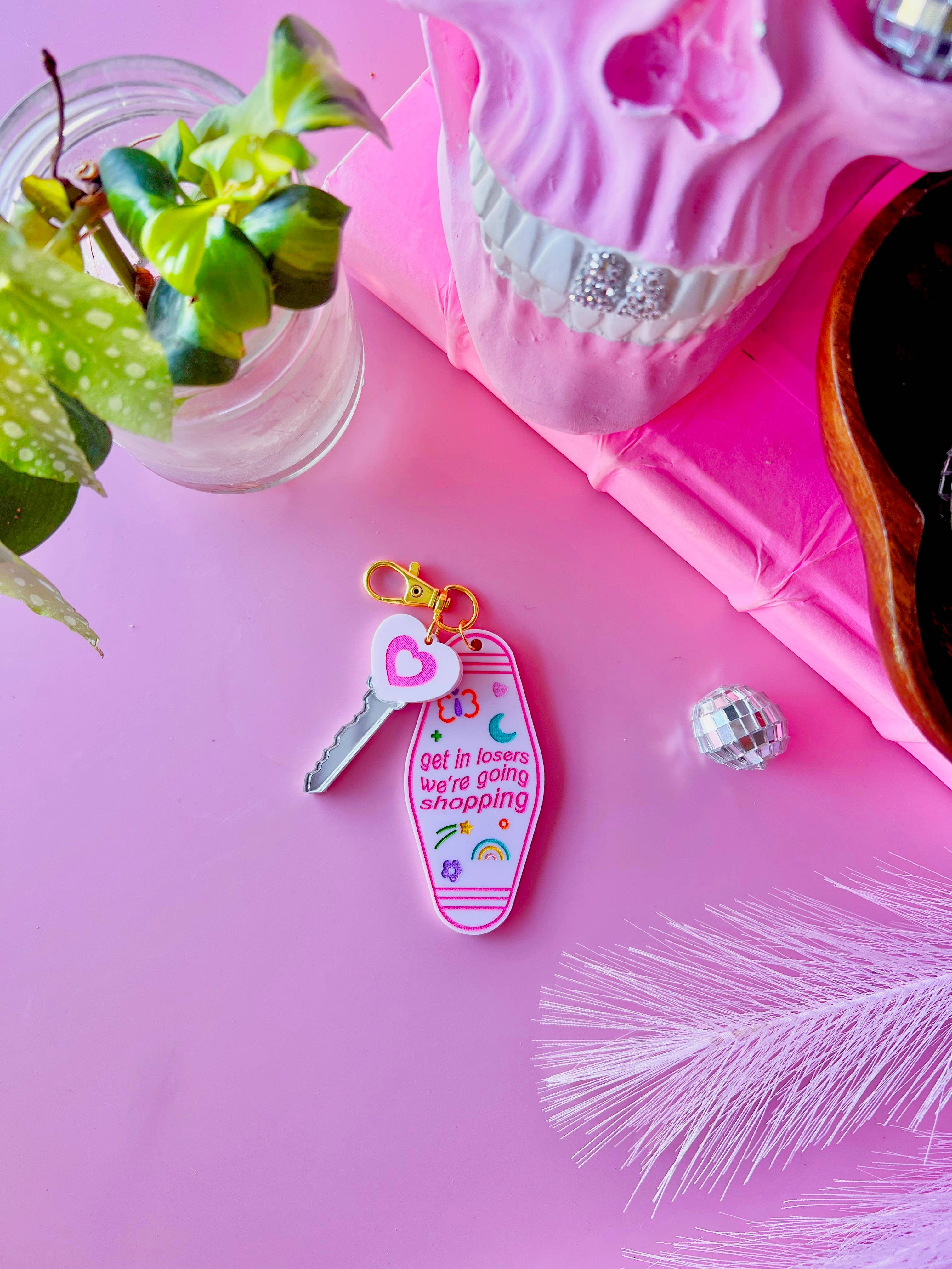 Victoria Essie Studio – Großhandel Schlüsselanhänger – Damen – Geht rein, Verlierer, wir gehen einkaufen, Motel Keychain0