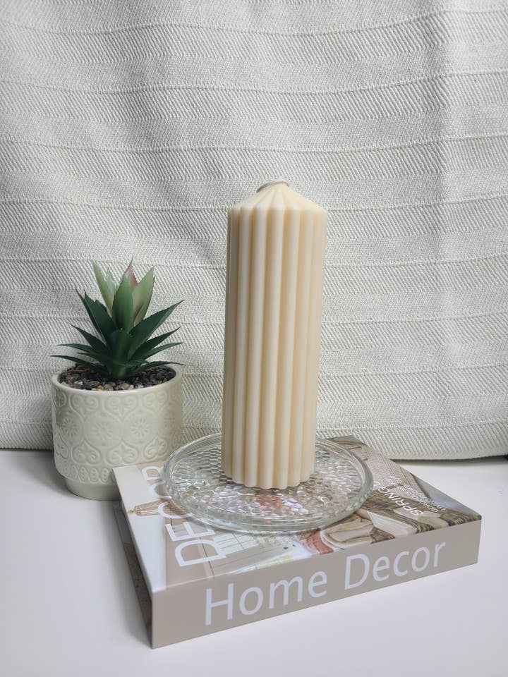 Bougie décorative à piliers nervurés pour la vente par ANAJ Luxe Candle Co