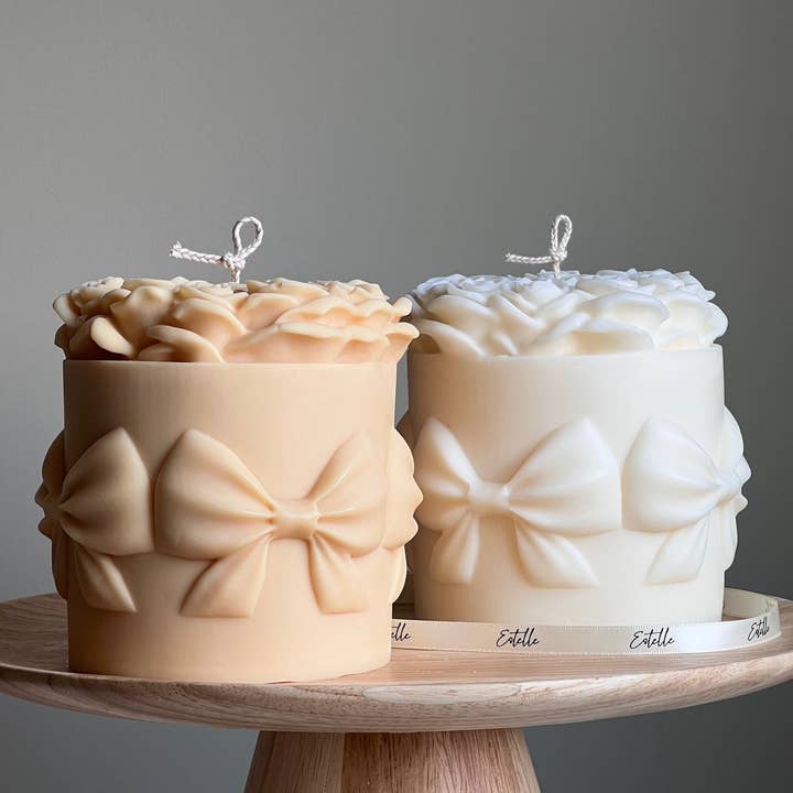 Grande bougie panier de roses | Bougie pilier en cire de soja coulée à la main pour la vente par Estelle Studio