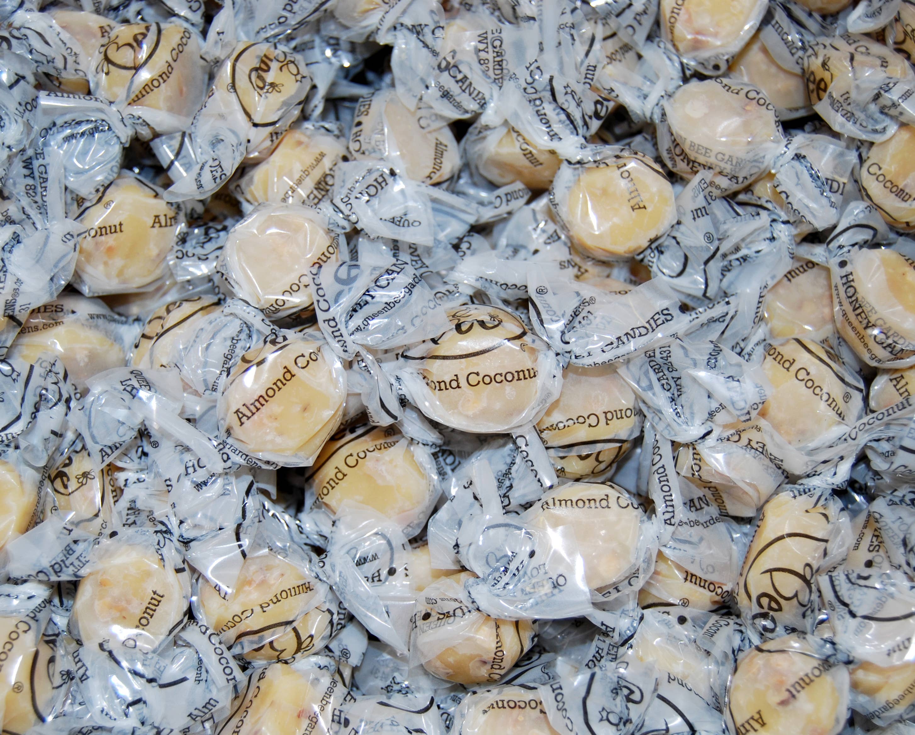 Queen Bee Gardens - Vente Caramels - Caramels au miel de noix de coco aux amandes0