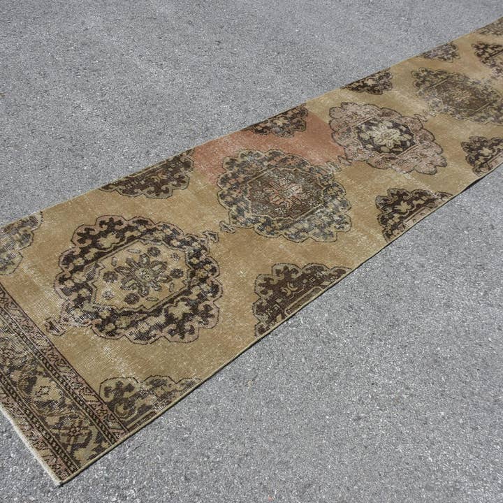 Tapis de couloir vintage 2,8 × 12,6 pieds, en laine turque à motif animalier marron et orange pour la vente par Vintage Rugs Loom